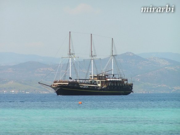025. Boje i oblici Sitonije (2009. i 2010.) - Brod na pučini plaže Latura - blog „Putujte sa MirArbi“