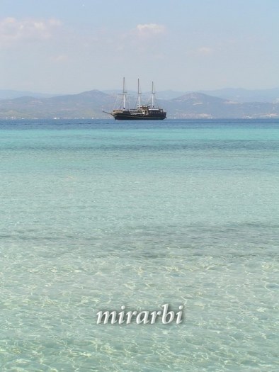 003. Sitonija (jul 2012.) - Brod na pučini plaže Latura - blog „Putujte sa MirArbi“