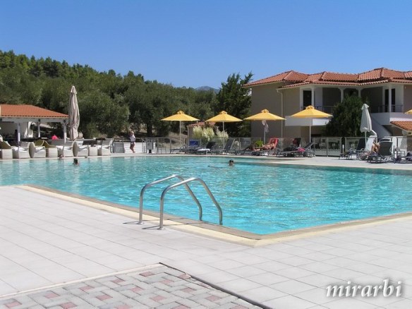 047. Sitonija (jul 2012.) - Bazen hotela „Lagomandra beach“ - blog „Putujte sa MirArbi“