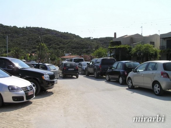 081. Sitonija (jul 2012.) - Parking u ulici uz plažu u Kalamiciju - blog „Putujte sa MirArbi“