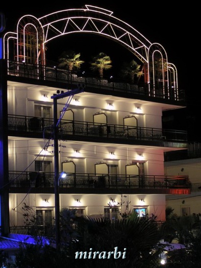 048. Paralija i Katerini (avgust 2004.) - Hotel „Europe“ noću - blog „Putujte sa MirArbi“