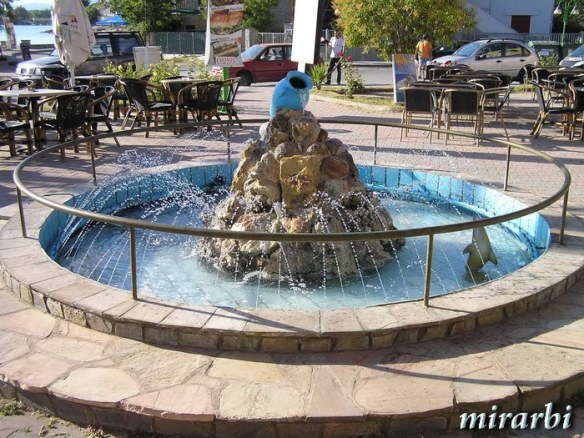 022. Ormos Panagias (jul 2014.) - Fontana na centralnom trgu - blog „Putujte sa MirArbi“