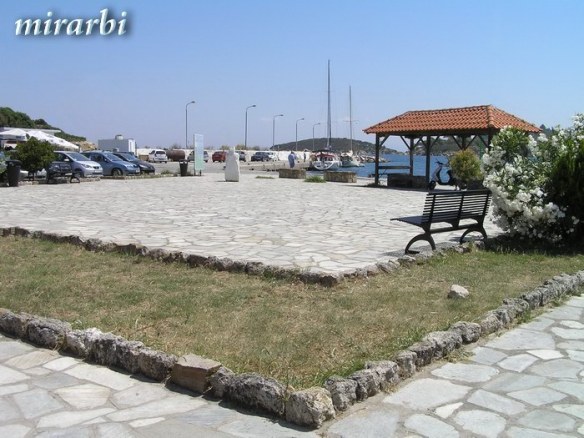027. Ormos Panagias (jul 2014.) - Centralni plato i luka u pozadini - blog „Putujte sa MirArbi“