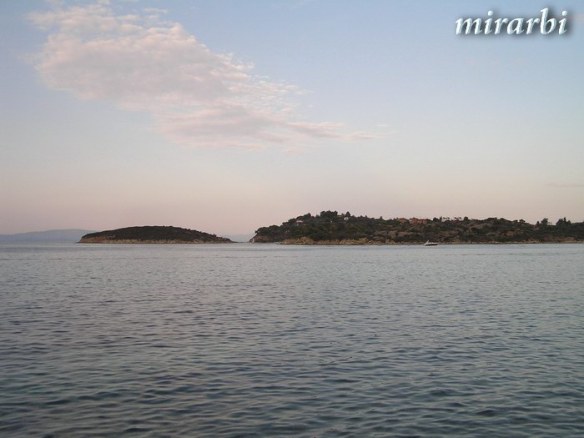 071. Ormos Panagias (jul 2014.) - Pogled sa naše „plaža“ u suton - blog „Putujte sa MirArbi“