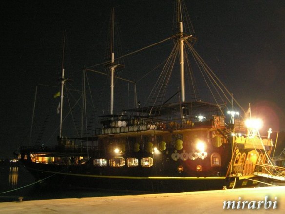 073. Ormos Panagias (jul 2014.) - Brod u luci noću - blog „Putujte sa MirArbi“
