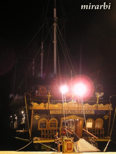 074. Ormos Panagias (jul 2014.) - Brod u luci noću - blog „Putujte sa MirArbi“
