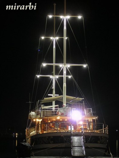 075. Ormos Panagias (jul 2014.) - Brod u luci noću - blog „Putujte sa MirArbi“
