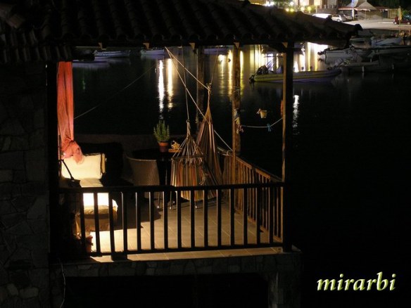 083. Ormos Panagias (jul 2014.) - Privatna terasa iznad mora noću - blog „Putujte sa MirArbi“