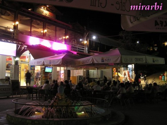 088. Ormos Panagias (jul 2014.) - Centralni trg noću - blog „Putujte sa MirArbi“