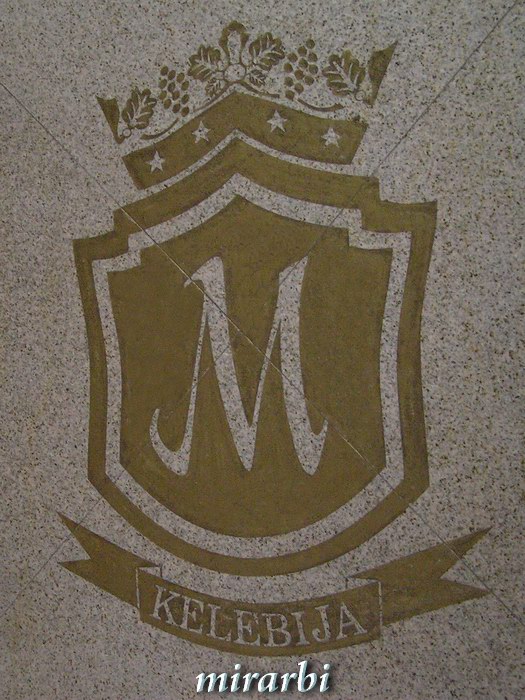 006. Vila „Majur“ Kelebija (decembar 2016.) - Logo vile na podnim pločicama - blog „Putujte sa MirArbi“ 