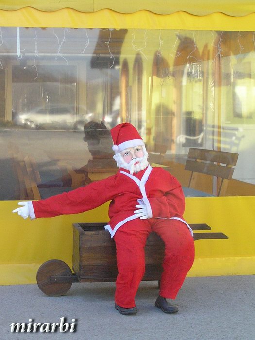 044. Ergela lipicanera „Kelebija“ (decembar 2016.) - Deda Mraz ispred gostione - blog „Putujte sa MirArbi“ 