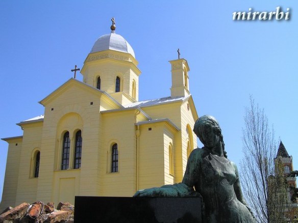 011. Gardoš, Zemun (april 2018.) - Pogled na Hariševu kapelu i kulu sa groblja
